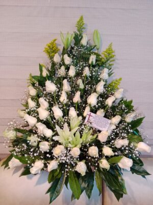 Piramide funebre de 50 rosas y lirios R10