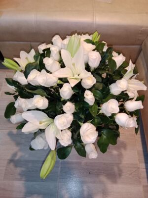 Jarrón en cristal con rosas y lirios R30