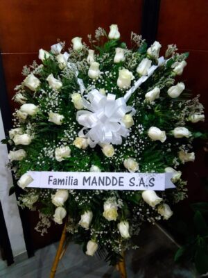 Pedestal de rosas blancas R06