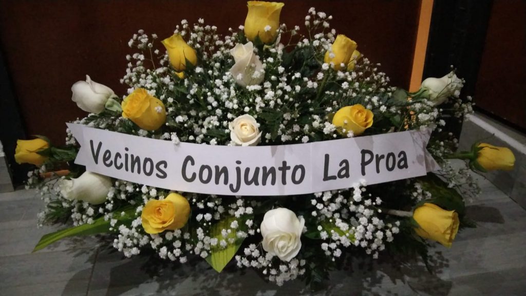 Arreglo fúnebre rosas blancas y amarillas R09