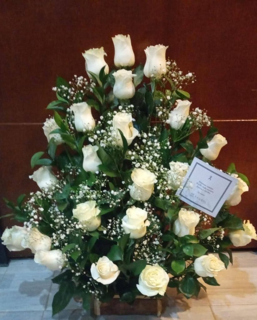 Arreglo por 24 rosas fúnebre R14