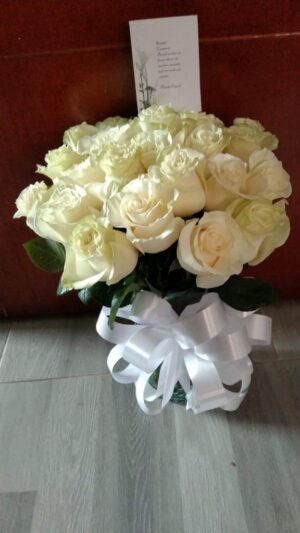 Jarrón condolencias x 24 rosas R12