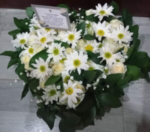 Corazon de rosas y margarita fúnebre R13