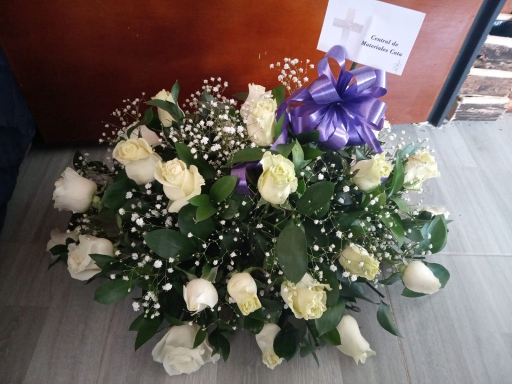 Arreglo funebre obalado por 24 rosas R08