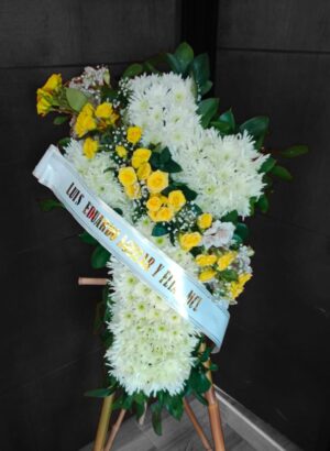 Cruz en flores blancas, rosas R18