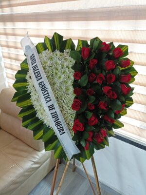 Corona corazón de rosas y pompones R17