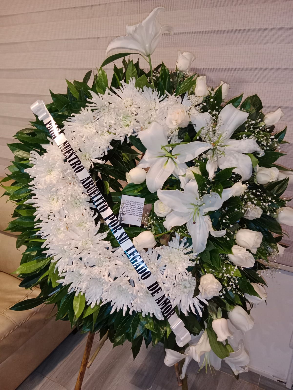 Corona de chirosas, lirios y rosas R22