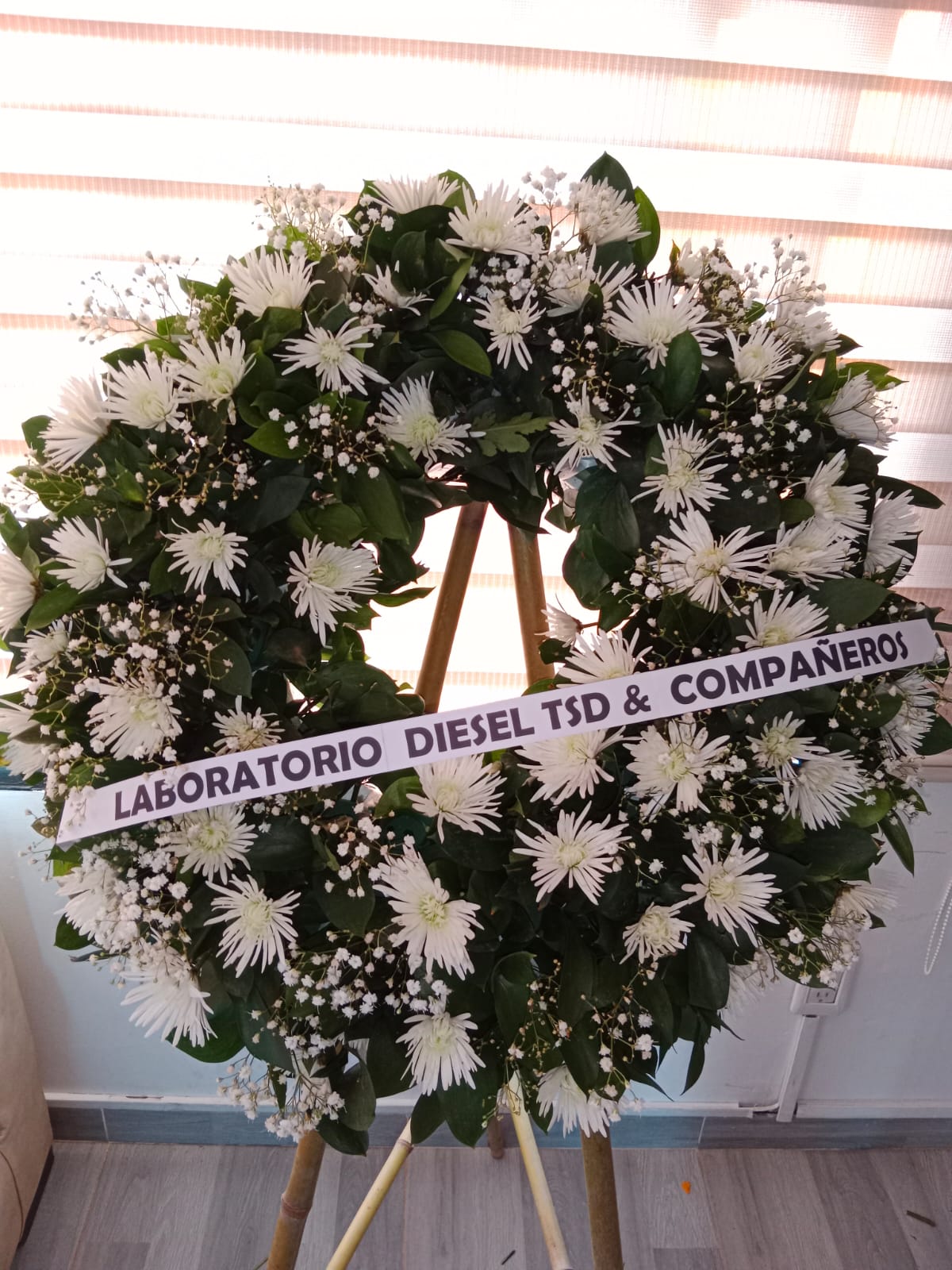 Corona fúnebre de pompones R01